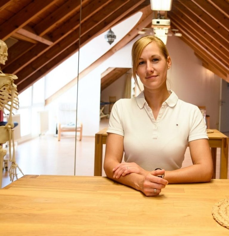 Katja Bernecker, KaBeO Osteopathie Heppenheim Katja Bernecker Kabeo Osteopathie sitzt am Schreibtisch